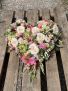 Hjerte - naturlig stil med lyse sarte blomster