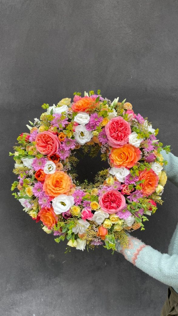 Rundpyntet Krans I Str&aring;lende Nuancer