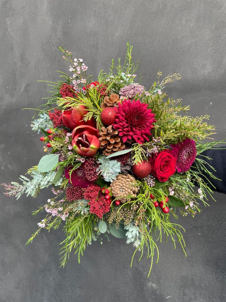 Vinterlig julebuket i røde nuancer