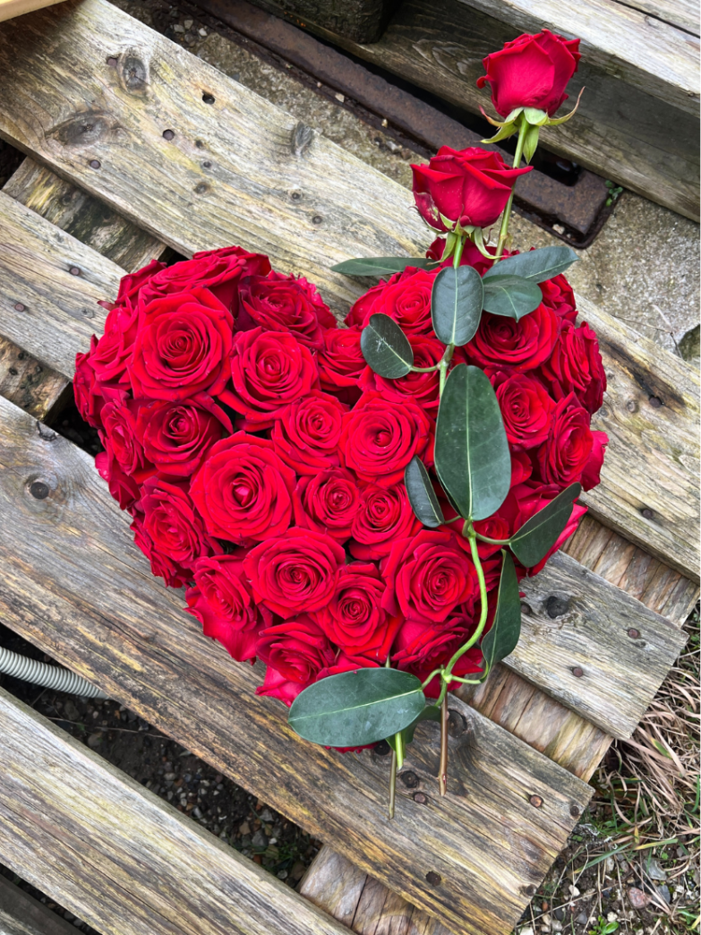 Hjerte - r&oslash;de roser og ranke