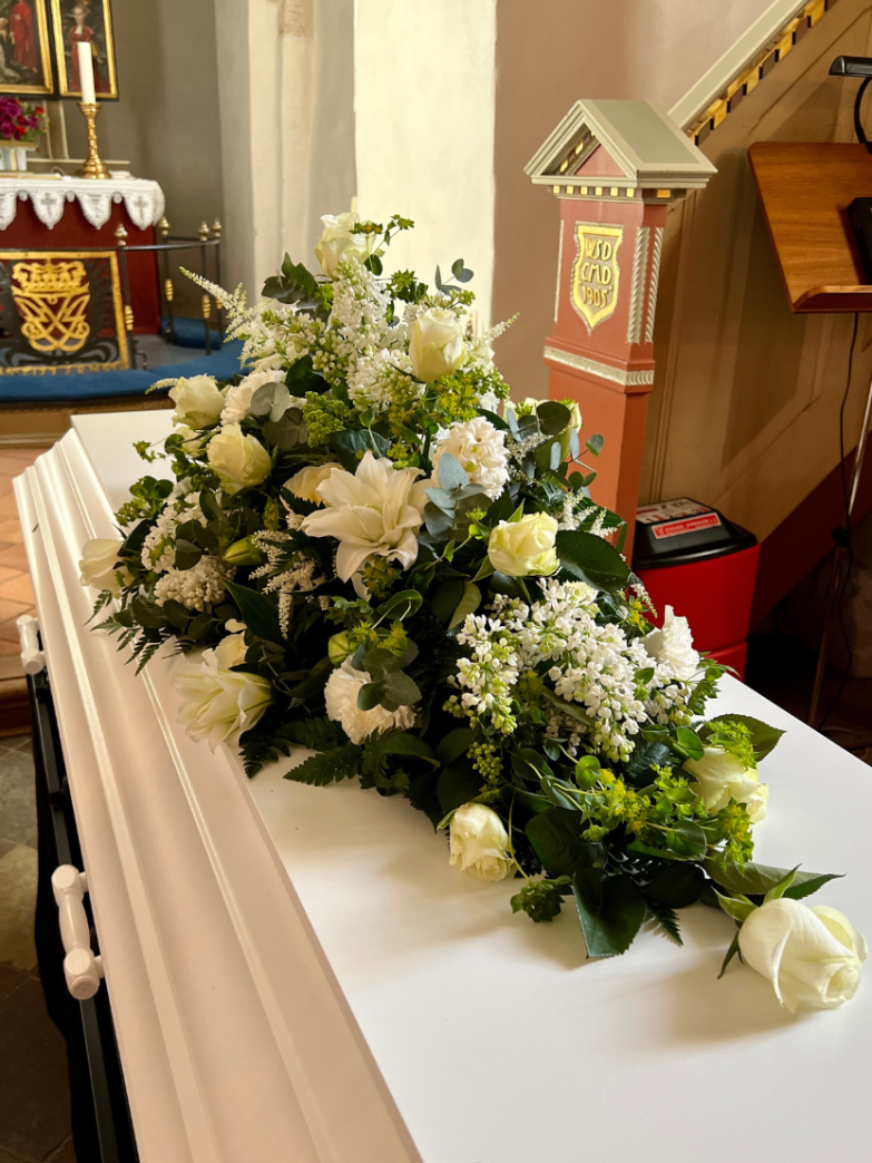 Kistepynt - hvide roser og hvide liljer