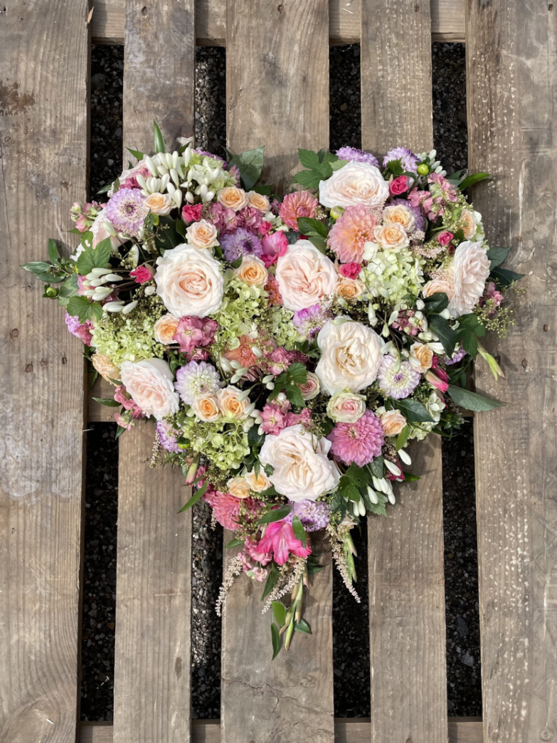 Hjerte - naturlig stil med lyse sarte blomster