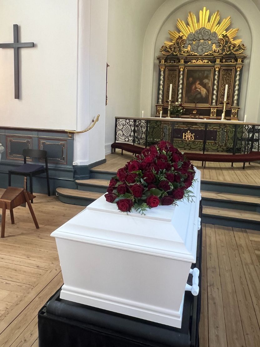 Kistepynt - eksklusive mørkerøde roser