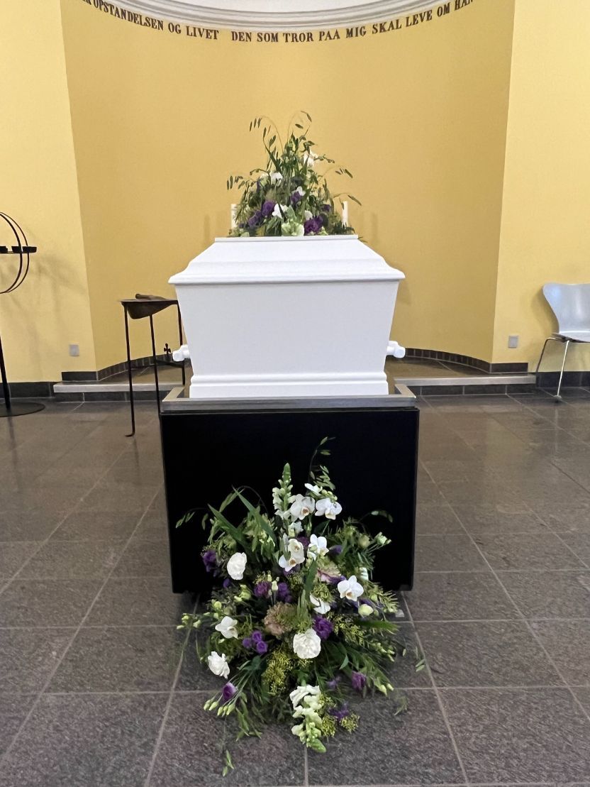 Kistepynt - naturlig stil med hvide orkidéer