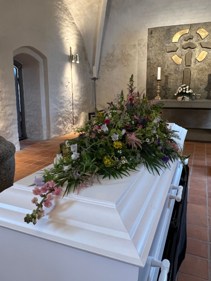 Kistepynt - naturlig stil med lyse sarte blomster