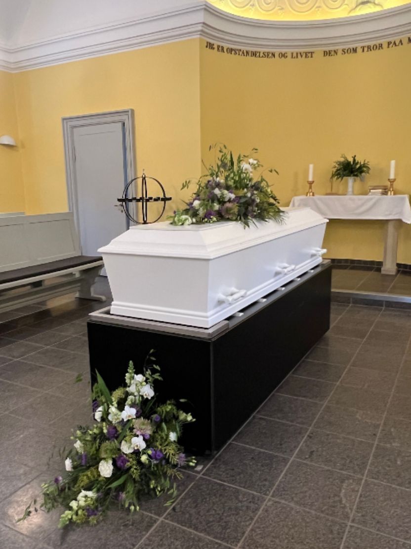 Kistepynt - naturlig stil med hvide orkidéer