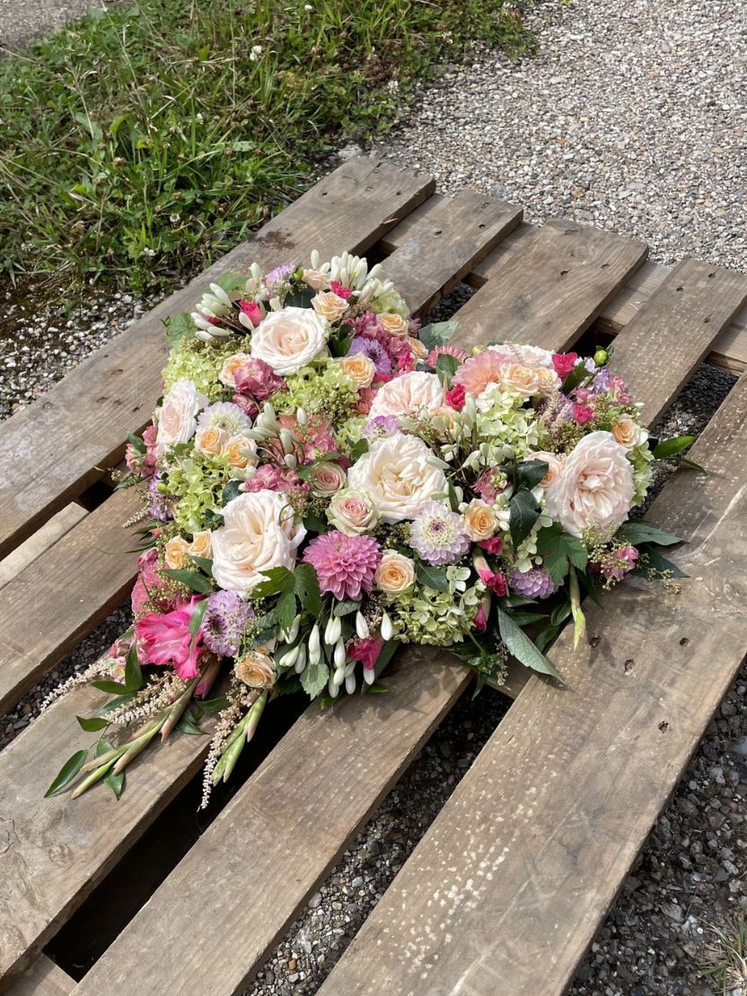 Hjerte - naturlig stil med lyse sarte blomster