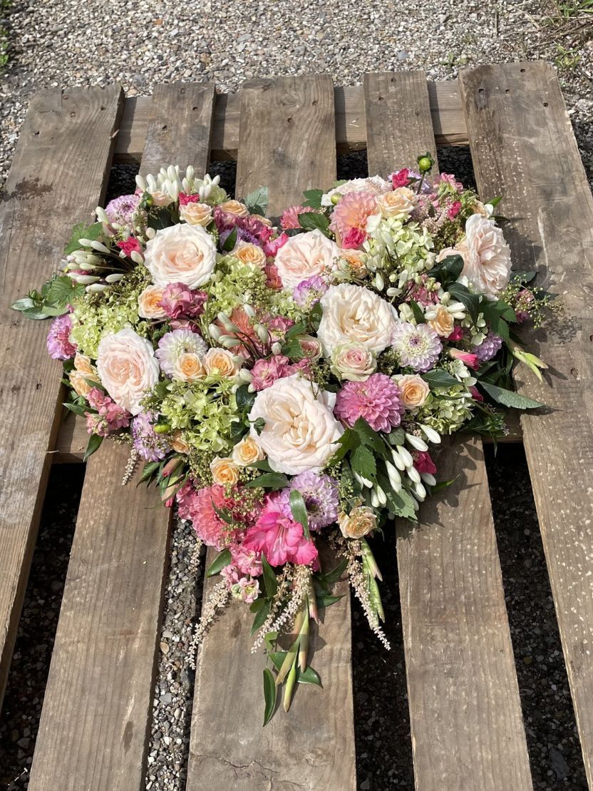 Hjerte - naturlig stil med lyse sarte blomster