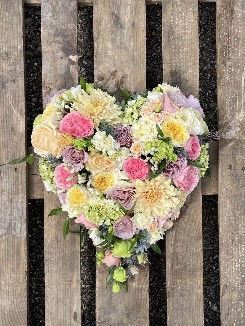 Hjerte - hvide & lyserøde blomster