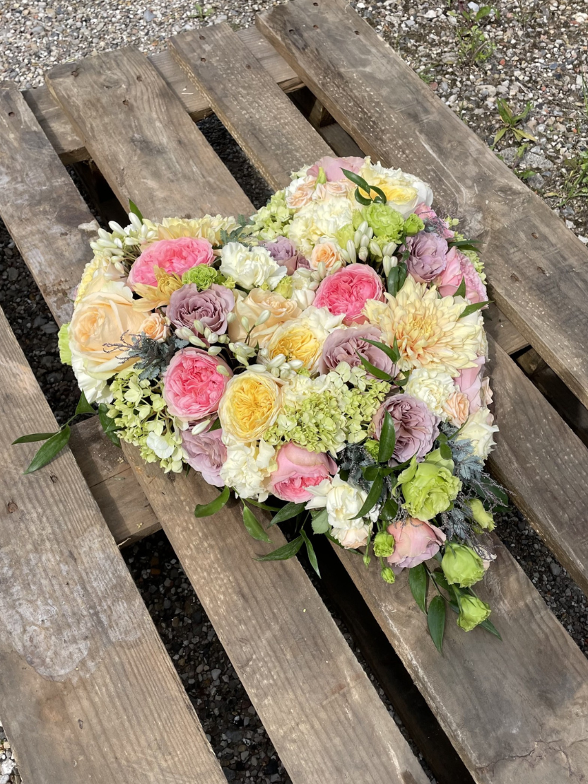 Hjerte - hvide & lyserøde blomster