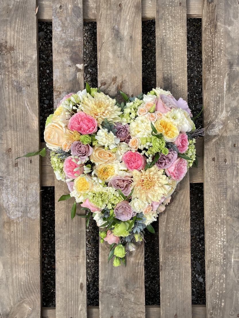 Hjerte - hvide & lyserøde blomster