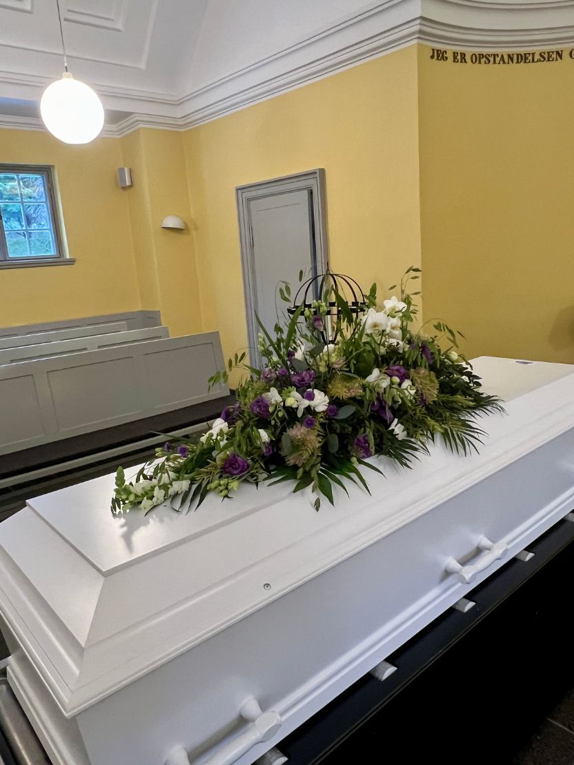 Kistepynt - naturlig stil med hvide orkidéer